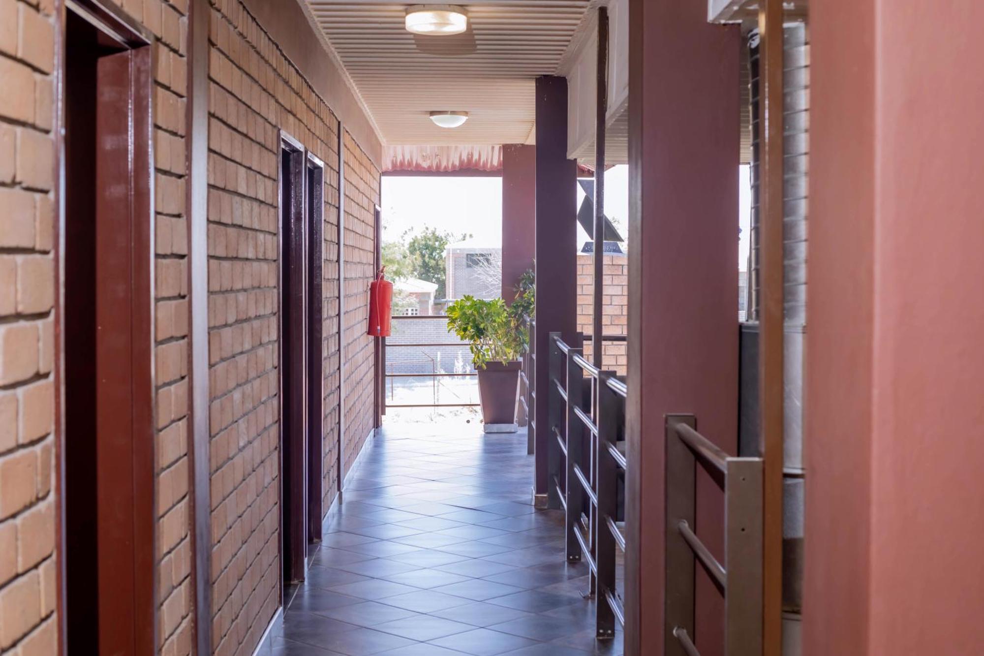 Road House Guest House Omuthiya Экстерьер фото