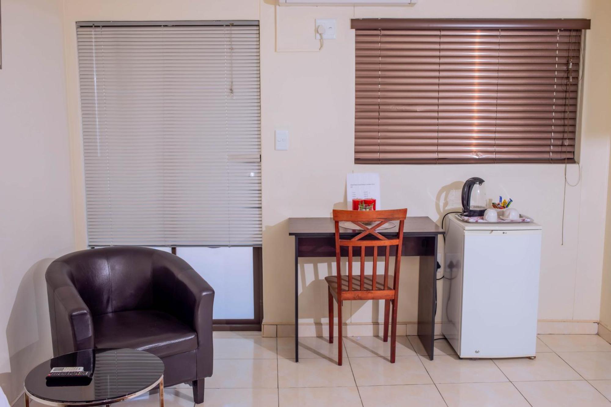 Road House Guest House Omuthiya Экстерьер фото