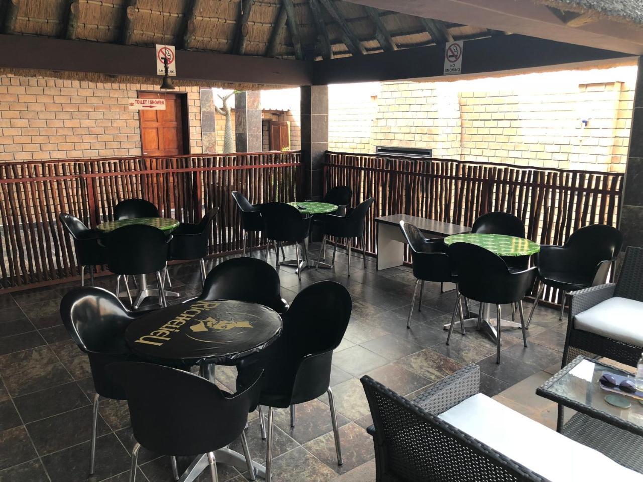 Road House Guest House Omuthiya Экстерьер фото